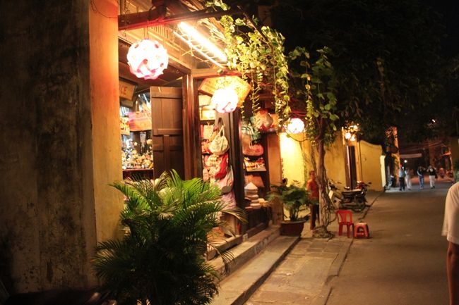 調子乗って、結構飲みました。<br />でも全部で1,060円くらい。<br /><br />ホイアン市街の夜。