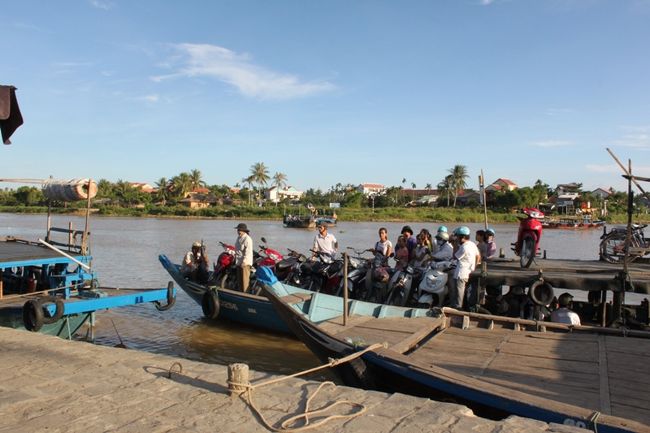 トゥボン川を渡る船。<br />こんな感じで頻繁にバイクごと大移動してます。