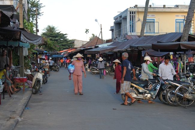 市場を抜けたらバグダン通り。<br />トゥボン川沿いで、カフェやショップが立ち並ぶ、おしゃれな通り。