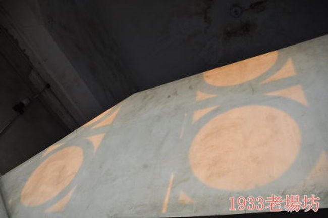 屋上へ登る階段にうつった窓の影。