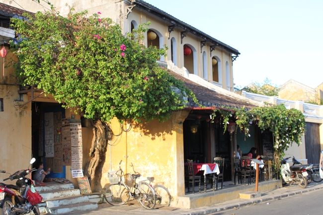 バグダン通り。<br /><br />カフェ。