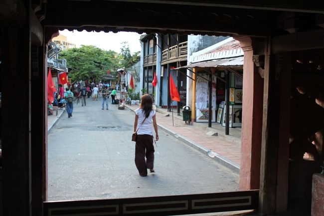 さっとスルーして、向こうはグエンティーミンカイ通り。<br /><br />