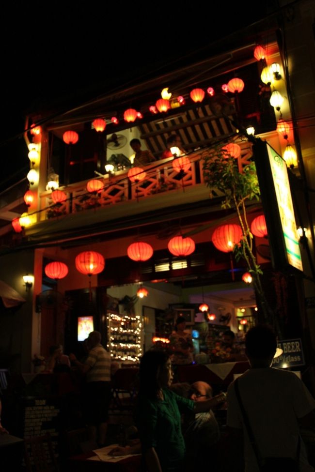 ディナーはアンホイ島の料理屋に決めました。<br /><br />決めてラッキー！<br />ハッピーアワーサービスをやってて、ドリンクが激安！！<br />ビールがなんと9,000ドン（40円）。<br />Gワインやカクテルは20,000ドン（87円）。