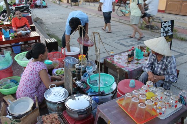 ぐるっとまわって、トゥボン川沿いに戻ってきました。<br /><br />ここの川辺の屋台で一休み。