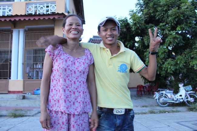 屋台のかぁさんと、よく働く息子。<br /><br />この息子、IPhoneだった・・・