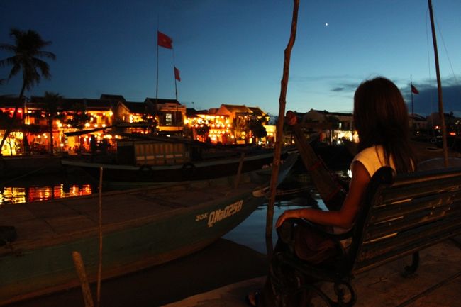 川は汚いのに、ロマンチックです。