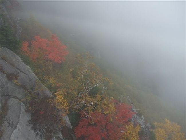 ロープウェイより<br /><br />こんなに岩の近くを通ります。
