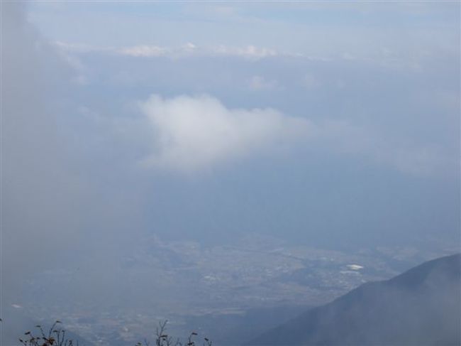 下界<br /><br />雲の切れ目から少し見えてきました。