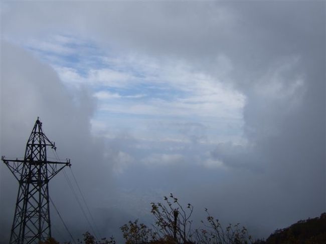 雲の中にぽっかり開いた穴♪<br /><br />曇った窓（ガラス）を手でこすって、窓の向こうを見る感じにも似てる(^_-)-☆
