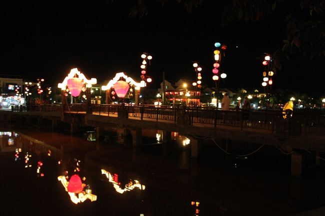 アンホイ橋はランタンで飾られています。<br /><br />きれいだけど、私の撮影技術では表現できません。