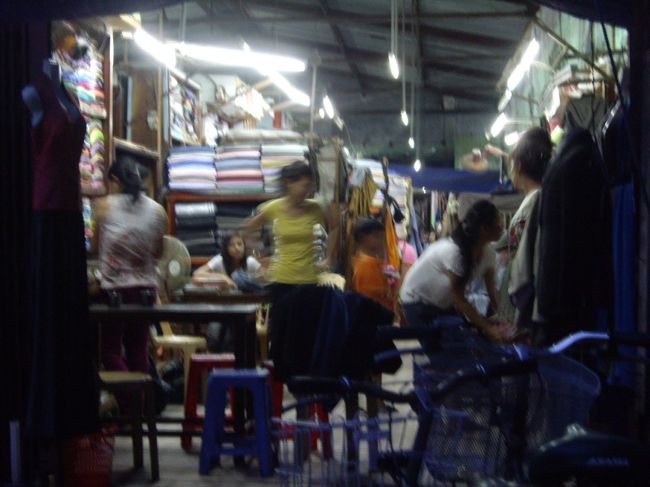 縫製工場。<br /><br />市場や民家の中に、こういう風景よく見かけます。<br />さすが、シルクの国ベトナム。