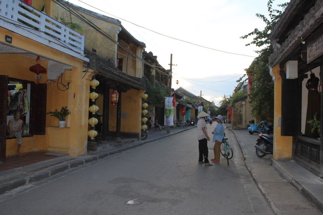 グエンタイホック通りか、チャンフー通り。<br /><br />のどかです。