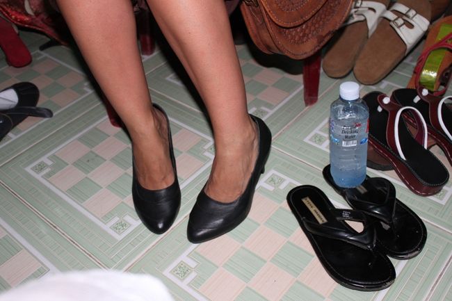 ここで、靴屋のねぇちゃんに捕まる。<br /><br />すごい勢いで勧められ、革の靴をオーダーメイド。<br /><br />英語が話せない私たちは作るのに苦労しました。<br />言いたいことが半分も伝わりませんでした…<br />バックル付けてほしいんだってばー<br /><br />写真は出来あがり。<br />ださい。<br />20ドル。<br /><br />