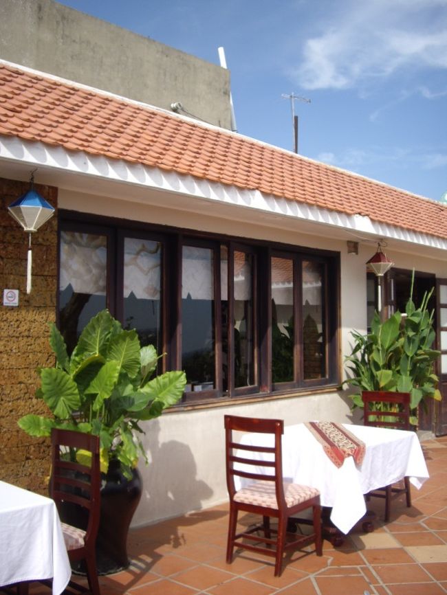 屋上のテラスが朝ごはんの場所なんて、気持ちいい！<br /><br /><br />