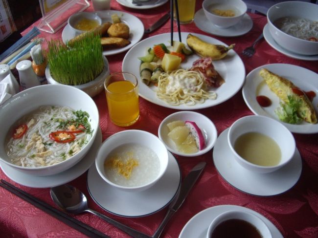 朝からモリモリ食べます。<br /><br />麺は、このヌードルと、フォーガーとカオラウと…<br />日替わりでした。