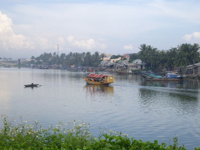 チャンフンダオ通り。<br /><br /><br />橋の上から。<br /><br />なにやらベトナムっぽい船が見えます。<br />