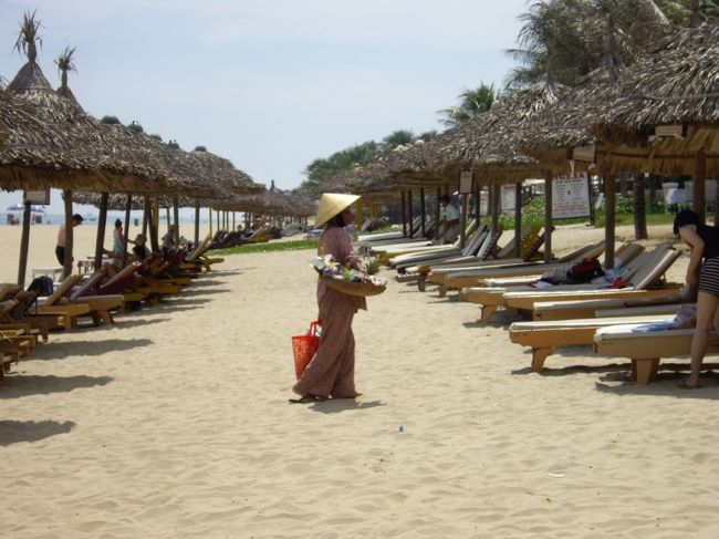 物売りはどこに行ってもいるのね〜<br />でもベトナムの物売りはしつこくない。<br />ベットにちょこんと座って少しお喋りしてバイバイできる。<br /><br />欲しいものはないので買わない。<br /><br /><br /><br /><br /><br />