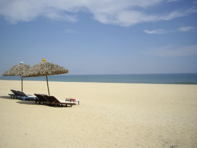 パラソルが手作りで、またいい感じ。<br /><br />そして、<br />澄んだ空と白い砂浜、透き通る海。