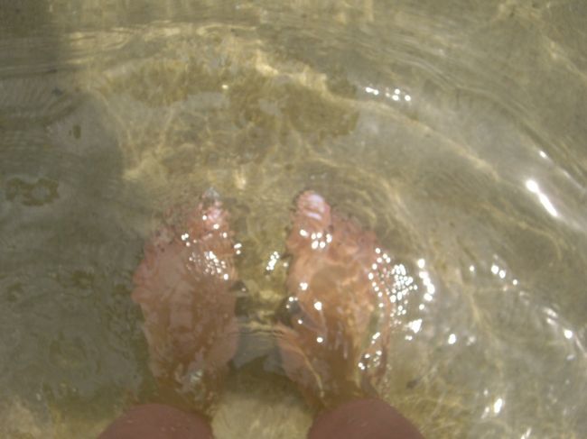 これは波打ち際ですが、<br />胸まで浸かっても足の先までしっかり見えるんです。