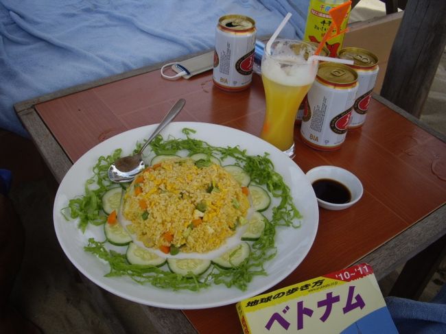 お昼はベトナム語が解らぬまま注文した<br />RICE25,000ドン（110円）。<br />美味しかった。<br /><br />ビールは2本買ったら1本フリーということで3本で4ドル。