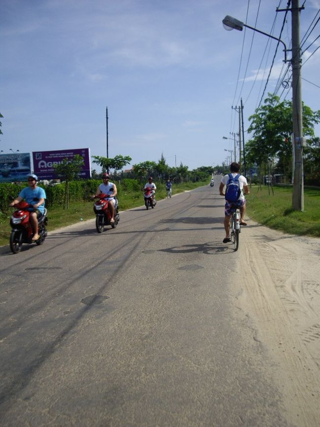 チャリを借りて海へ！<br /><br /><br />初日は朝食後すぐの時間に車に乗って行ったが、<br />シャトル車は時間に制限があるので、<br />まったりし過ぎてちょうどいい時間の便がなく、帰りは歩きました。<br /><br />すぐ、”歩く”を選択する私達。<br />健康的なのか、貧乏性なのか・・・
