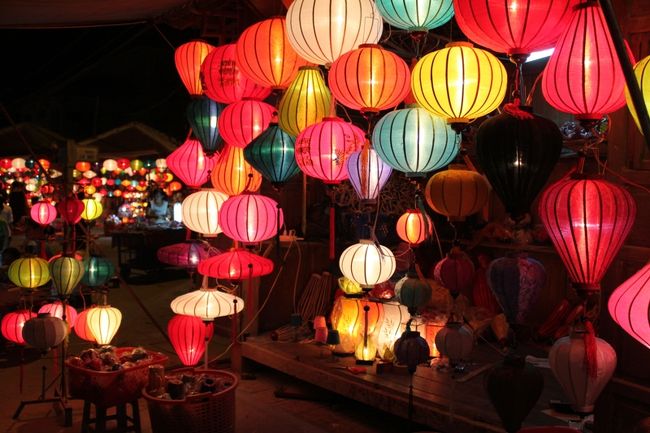 なんと！<br />月1回のランタン祭りの日を外してしまって諦めていたランタンが!!<br />アンホイ島の方で最後の夜に輝いていました〜！<br /><br />本当にきれいであったかくって、いい光です。<br /><br />