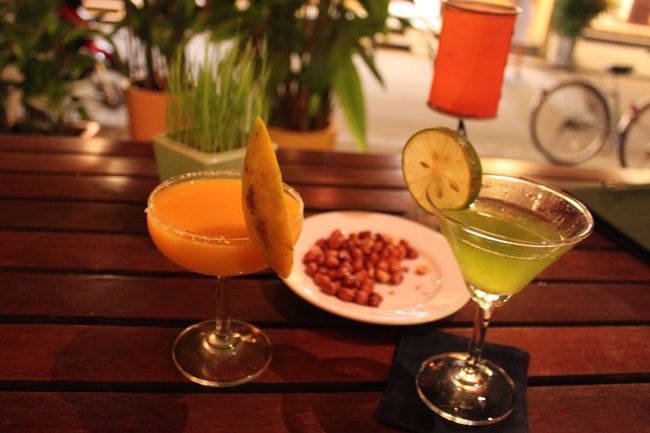 最後、グエンタイホック通りのお店で飲みました。<br /><br />このあと、ワイン１本あけて、閉店です。