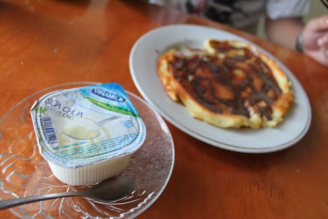 夕方からホイアン市街へ。<br /><br />まずは暑くて倒れそうだったので、バグダン通りのカフェで。<br /><br />サンドゥィッチと<br />ベトナムteaと、<br />バインチュオイというバナナケーキと、<br />なんと、パックごと出てきたダウ・フーという豆腐花。<br /><br />バナナケーキが激ウマでした。<br />