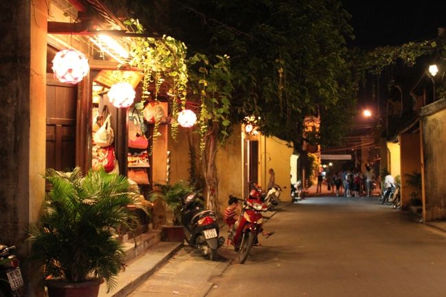 夜のホイアン市街。