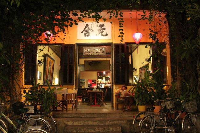 夫は、詩を書いています。