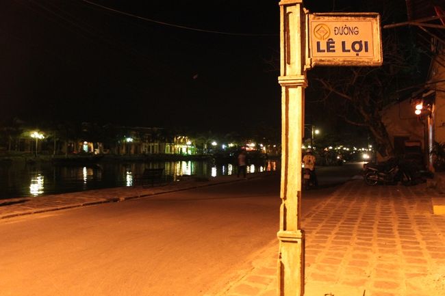 トゥボン川沿い。<br /><br /><br />ホイアンの夜は早いです。<br /><br />