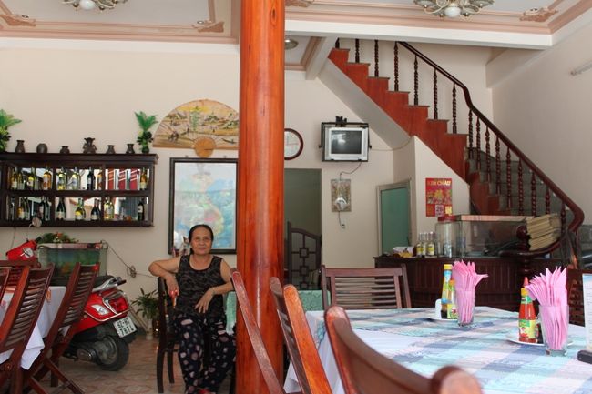 相変わらず母ちゃんはやる気なし。<br /><br />店ん中にバイクも、あたりまえ。