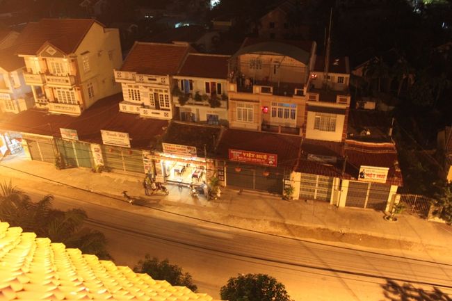 この道を帰ってきました。<br /><br /><br />途中、欧米カップルが無言で歩いていました。<br />キンパツ彼氏は懐中電灯持ってた。<br /><br />さすがに彼女も怒っちゃうよね。<br />