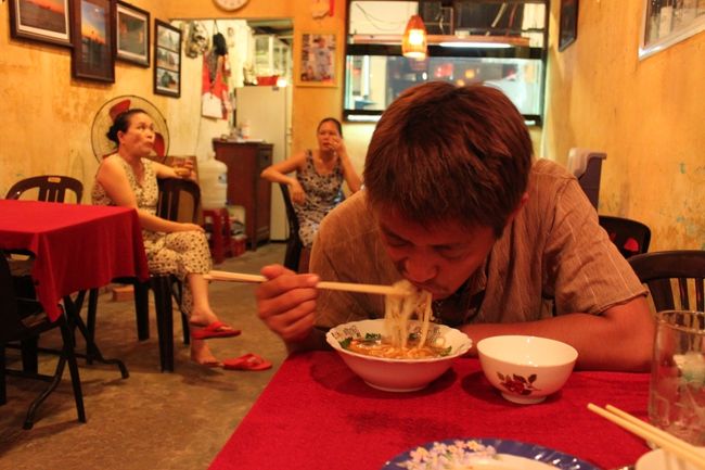 後ろにいる母ちゃん。<br /><br />全くやる気なし。<br />会話なし。<br />笑顔なし。<br /><br /><br />でも美味しいもの出してくるんだなー。<br /><br />ベトナムの店ってこんな感じか、愛想のいいおねぇちゃんか、どっちか。<br />