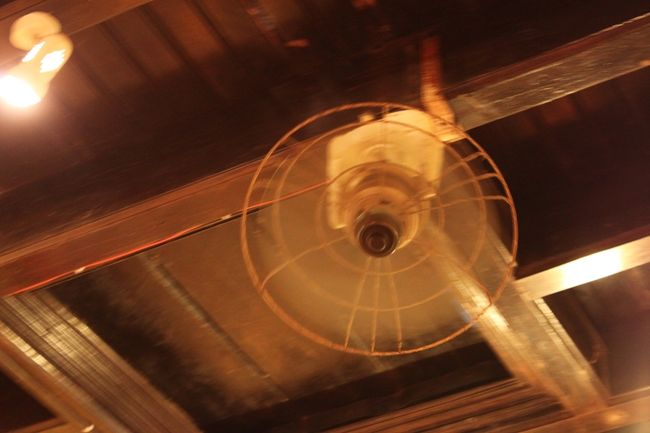 暑くて…こんなボロい扇風機がたくさん設置されています。<br /><br />ついてなかったら自分でスイッチ入れちゃいます。<br />そのくらい、うだるような暑さ。<br /><br />