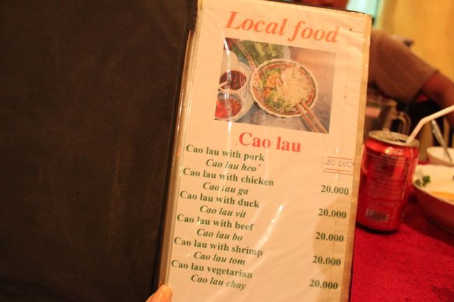 散歩して、料理屋で一杯。<br /><br />ここで、生ビールがおどろきの4,000ドン（17円）！！<br /><br />カオラウも美味しかったし、値段もこの通り。