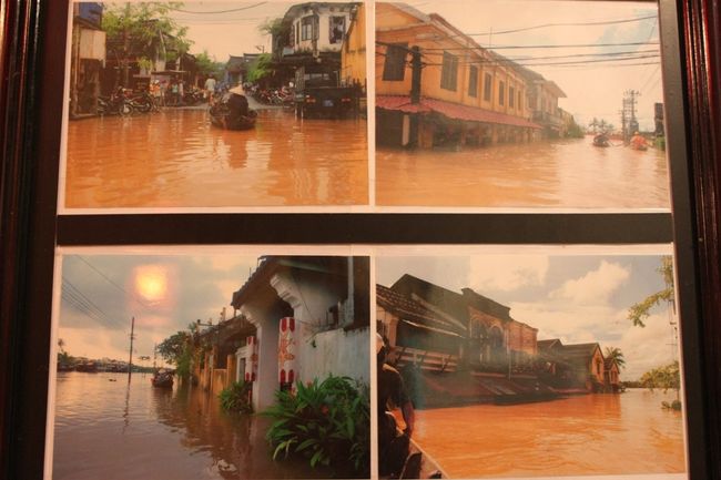 店に飾ってあった、川が氾濫したとの写真。<br /><br /><br />トゥボン川は大雨で洪水になるらしい。