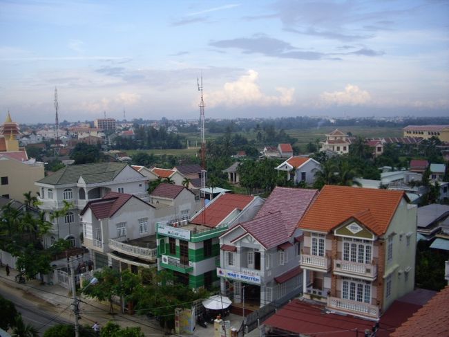 景色は広大。<br />このホテルはホイアンで一番高い建物だという。<br /><br />でも6階建てかそこらだったような…