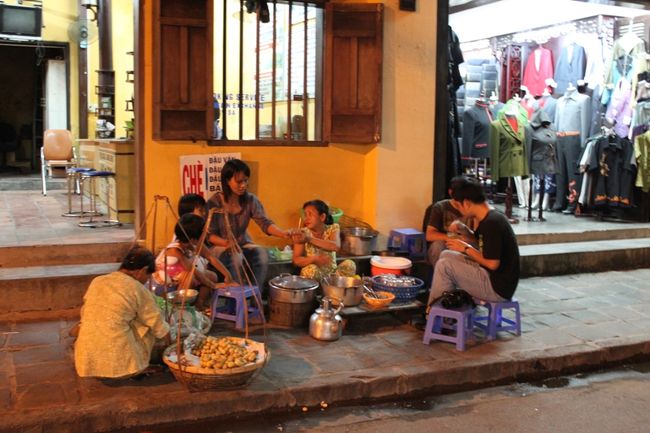 道端ご飯。<br /><br />ベトナムではあたりまえの光景。<br /><br />国全体で大活躍のテーブルとイス。