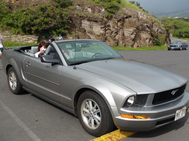 日本でレンタカーを予約。<br />小さい子がいるので普通車を予約したのにもかかわらず、あのオアフ島停電の関係で準備できるのはこのタイプ。<br />構わないから使ってくれと、追加チャージなしで貸してくれました。<br />パパは大喜び。