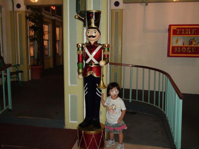 夜のお散歩の一こま。<br />キングスビレッジは子供達には好評でした。<br />あまりたいしたもの無かった気がしますが・・・。