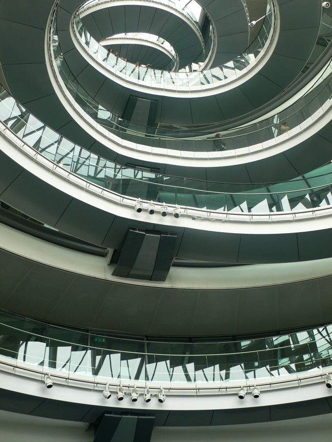 一番下から上を見上げたところ。<br />螺旋階段自体がデザインの一部になっています。