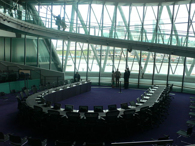 議会場。床の色がきれい。