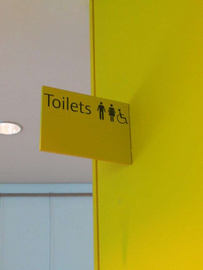 トイレのサイン。こちらもぬかりなし。この黄色本当に良い色です。