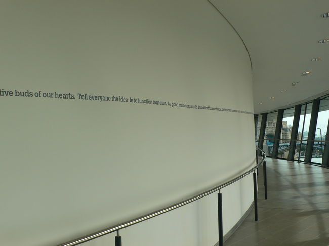 議会場を囲んで入り口に通じる通路があります。壁には文章が。