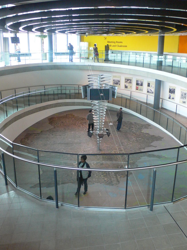 入り口に戻ってきました。半地下のようなところは展示スペースになっていました。