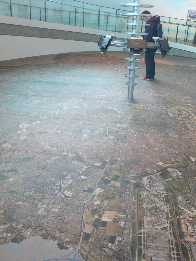 ちなみに床にはロンドン市内の航空写真が!!<br />みんな自宅はどこかとか探していました。