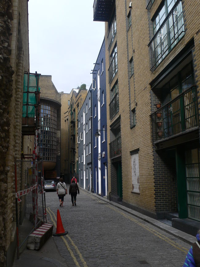 途中テムズ川沿いを少しそれて、こんな感じのところも通ります。<br />遺跡とかあって面白かったです。