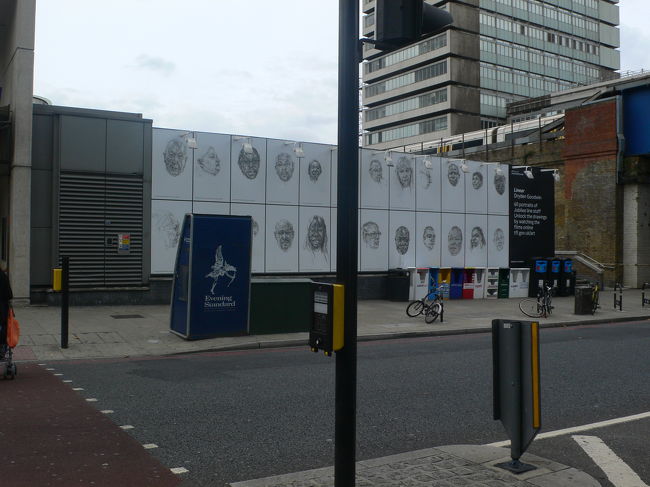 駅の横にあった広告。