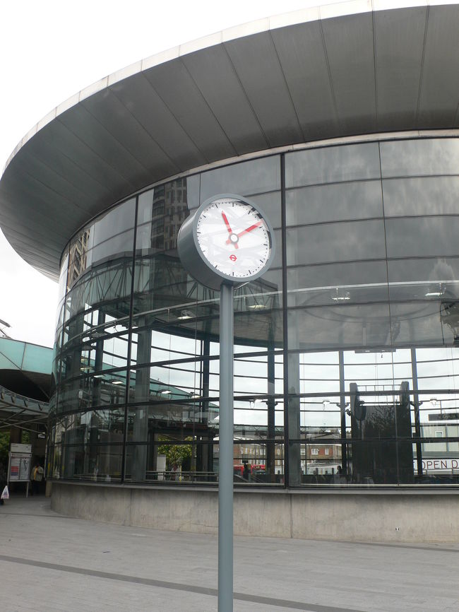 時間があったのでCanada Water駅の外に出てみました。<br />この時計欲しい。